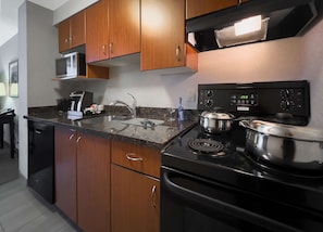 Premium Studio, 1 King Bed | Private kitchenette