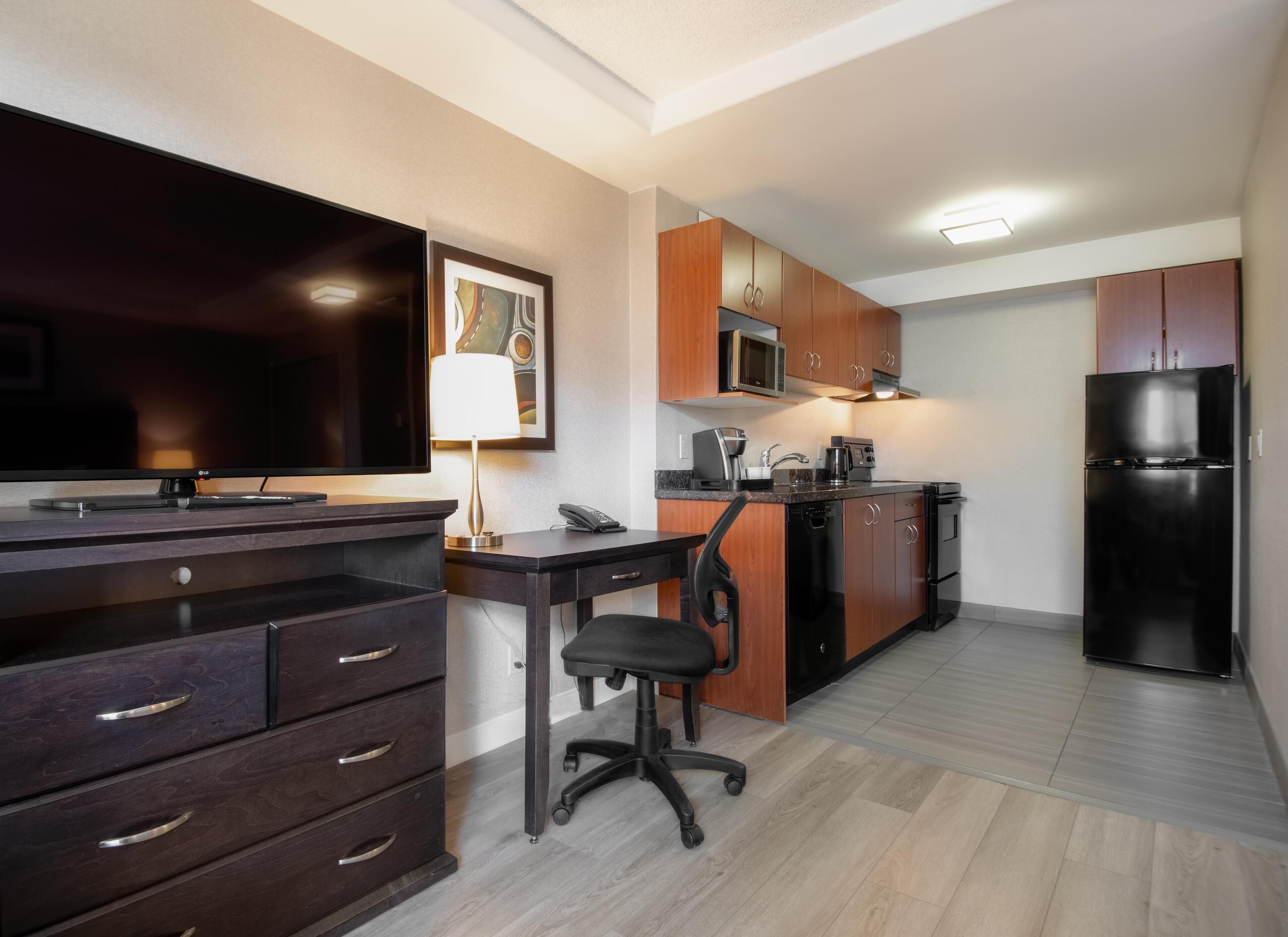 Photo - Coast Calgary Downtown Hotel & Suites by APA