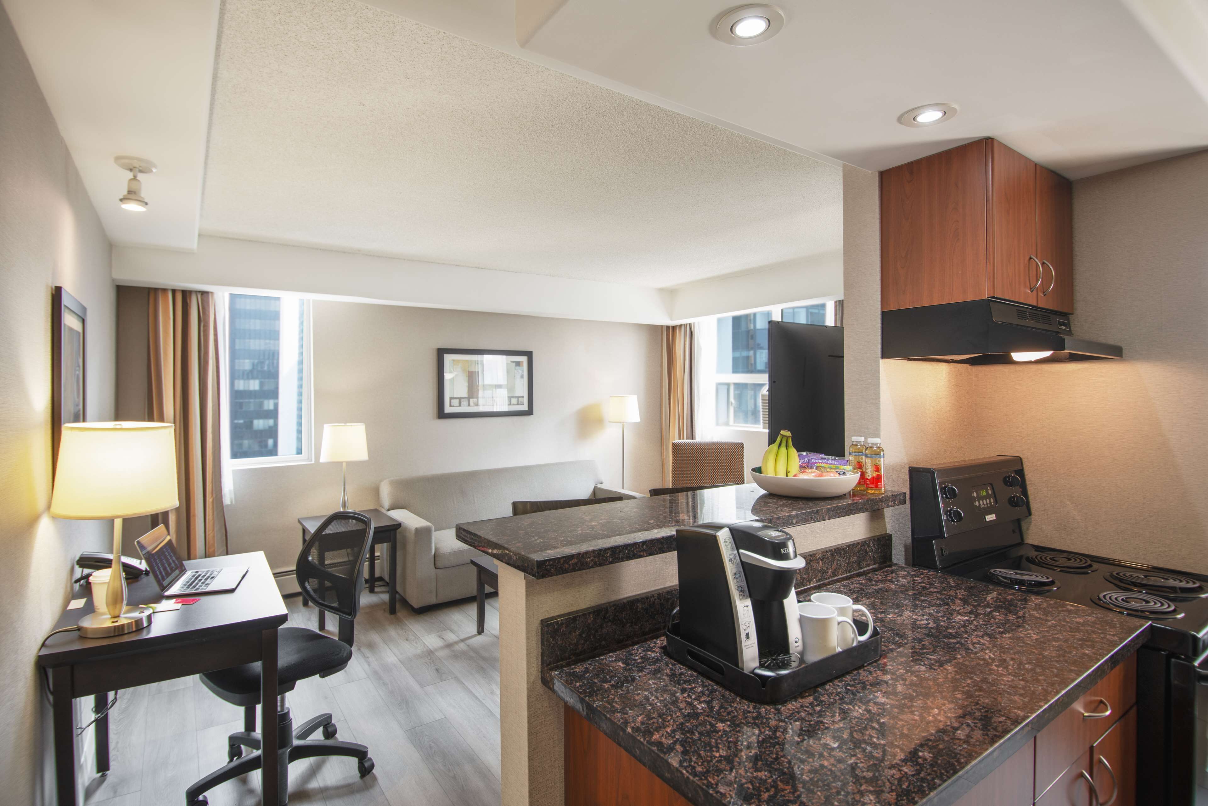 ห้องสวีท, เตียงควีนไซส์ 1 เตียง และโซฟาเบด | เครื่องนอนระดับพรีเมียม, ตู้นิรภัยในห้องพัก, โต๊ะทำงาน, ผ้าม่านกันแสง