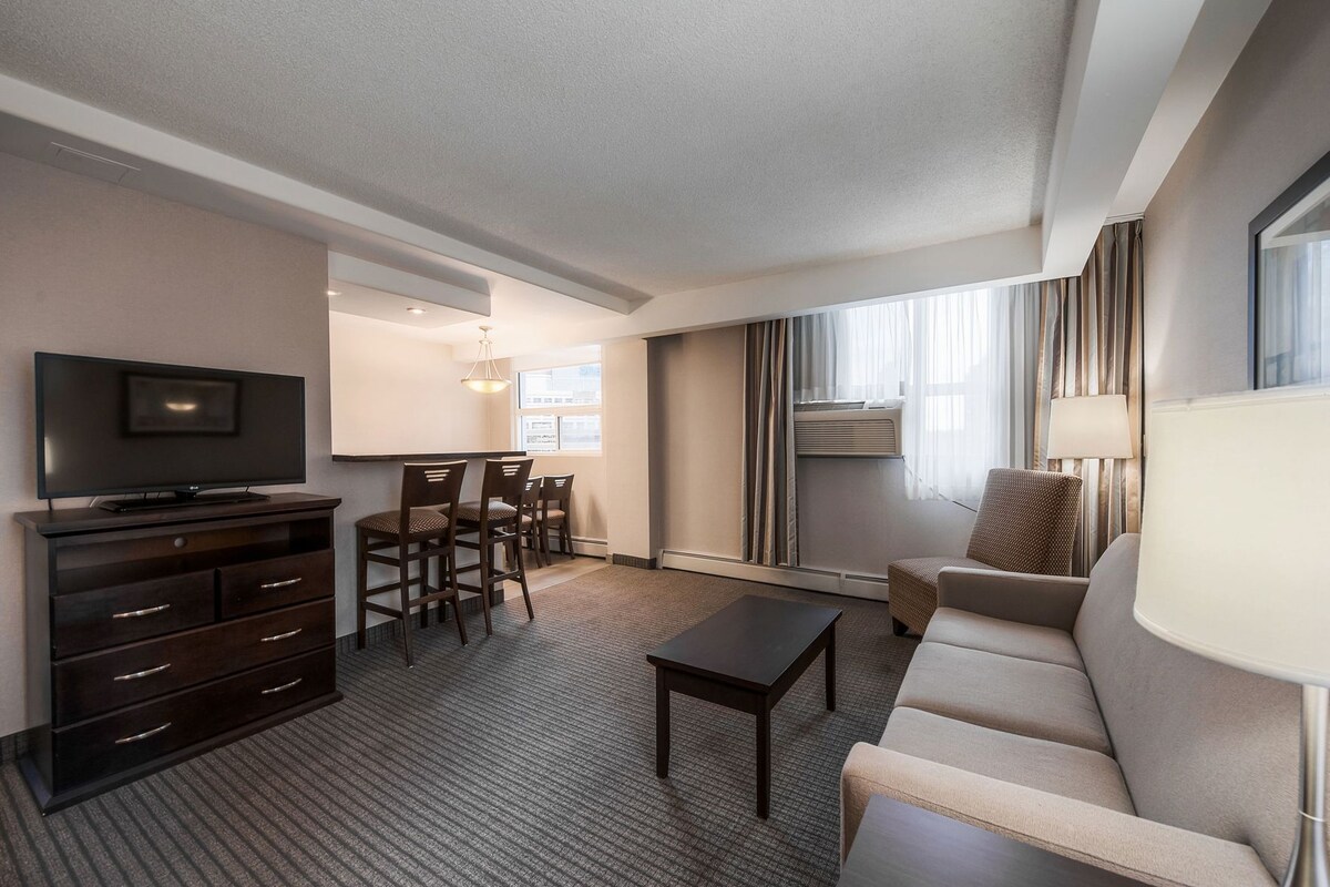 Living area | 39-inch flat-screen TV with digital channels, TV