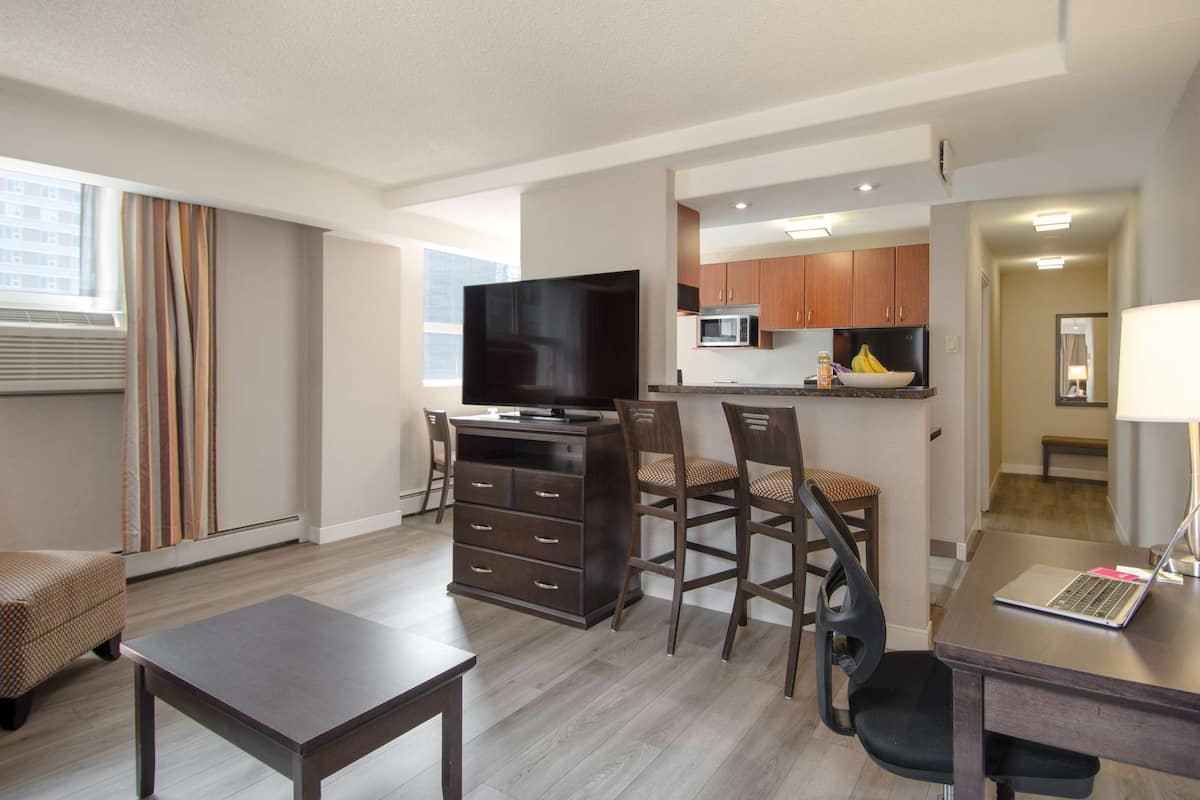 suite, 1 queen bed with sofa bed | 1 bedroom, premium bedding, in-room safe, desk