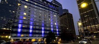 Coast Calgary Downtown Hotel & Suites by APA
