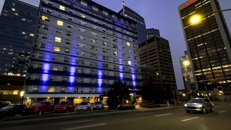 Coast Calgary Downtown Hotel & Suites by APA