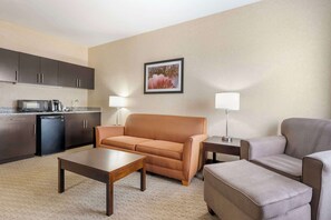 Suite, 1 Katil Raja (King), Non Smoking, Refrigerator & Microwave (Living Room;with Sofabed) | Peralatan tempat tidur premium, tilam berlapik, meja 