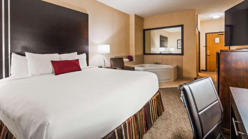 Premium bedding, pillowtop beds, desk, laptop workspace