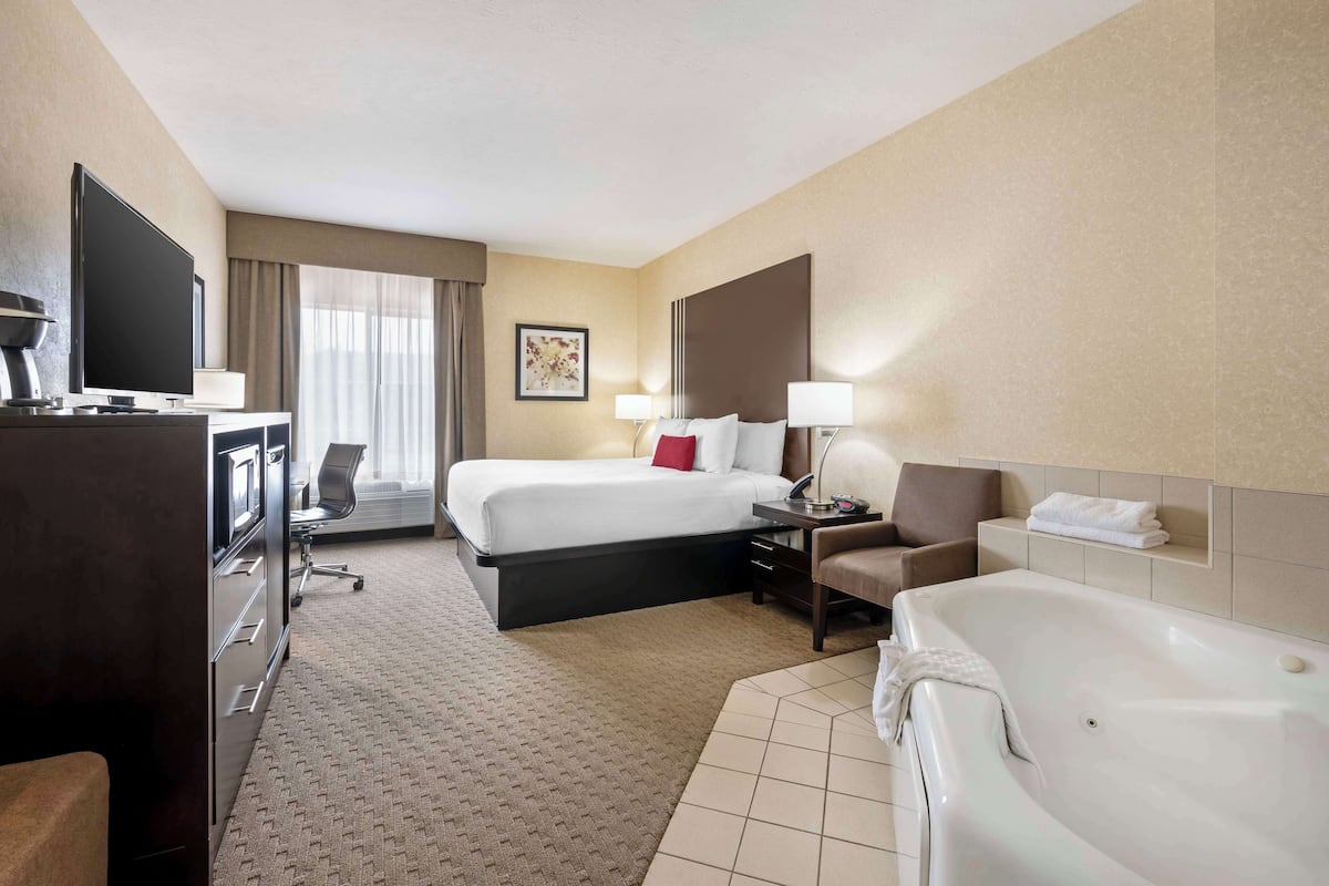 1 King Bed, Non Smoking, Jetted Tub | Premium bedding, pillowtop beds, desk, laptop workspace