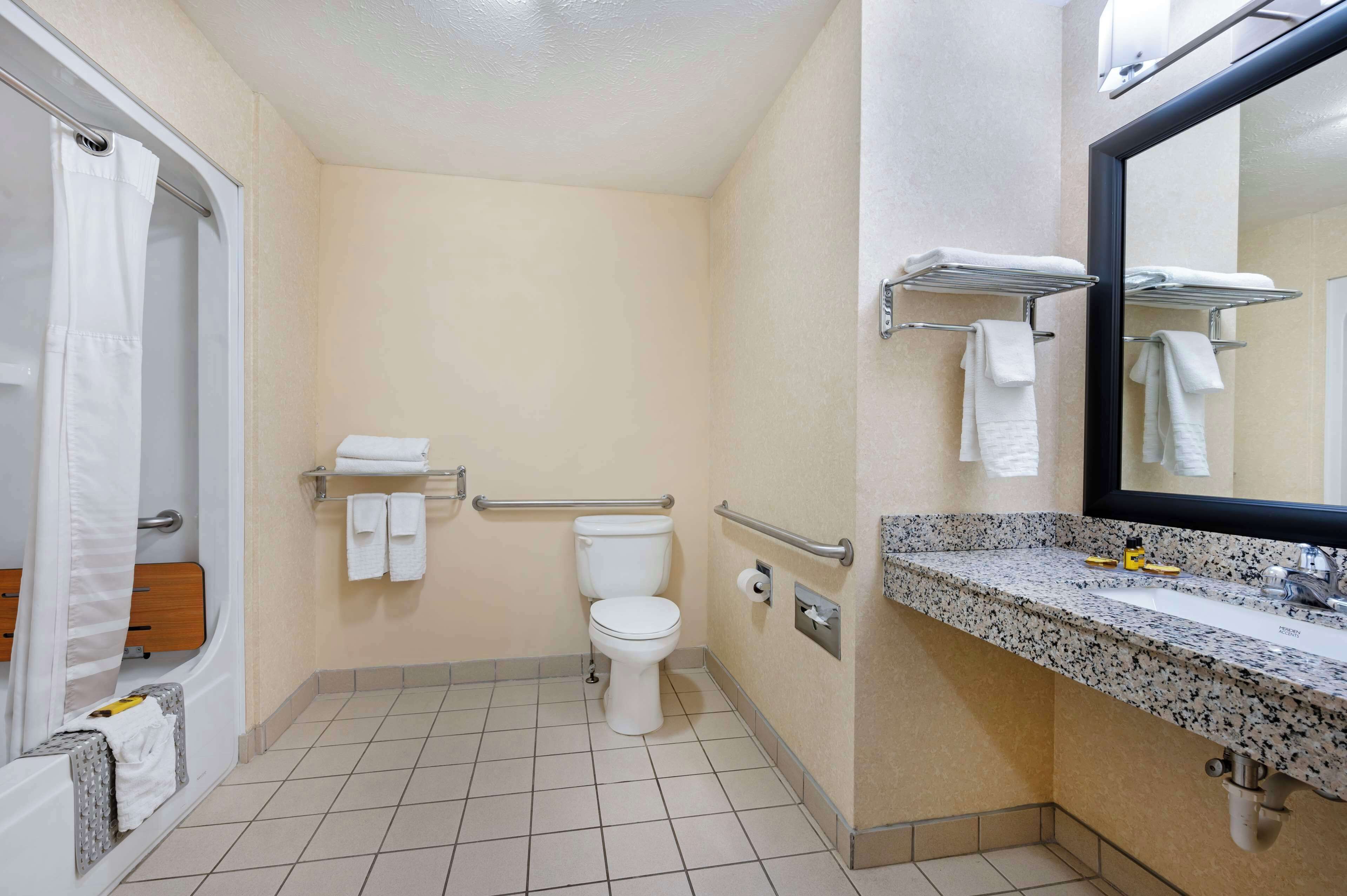 deep-soaking bathtub, hydromassage showerhead, free toiletries