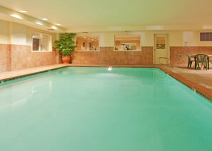 Piscine couverte, chaises longues