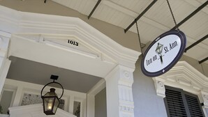 Ein Hotel Eingang mit einem Schild, auf dem 'Inn on St. Ann' steht und die Nummer '1013' über der Tür angebracht ist.