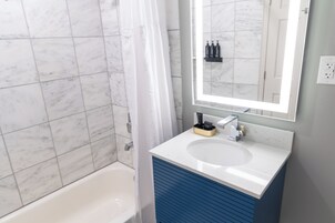 Ducha, artículos de tocador gratuitos, secador de pelo, toallas