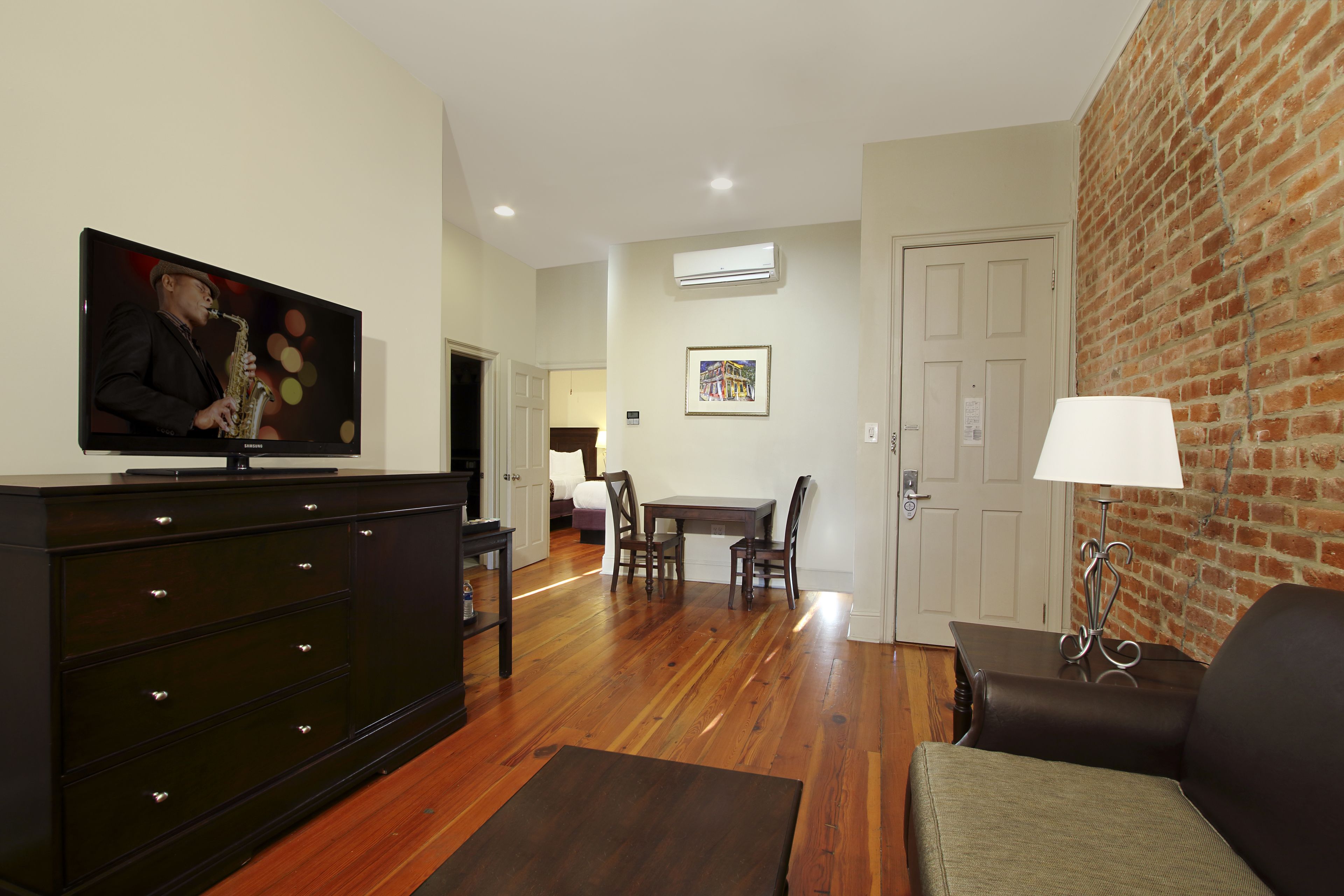 flat-screen tv, mp3 dock