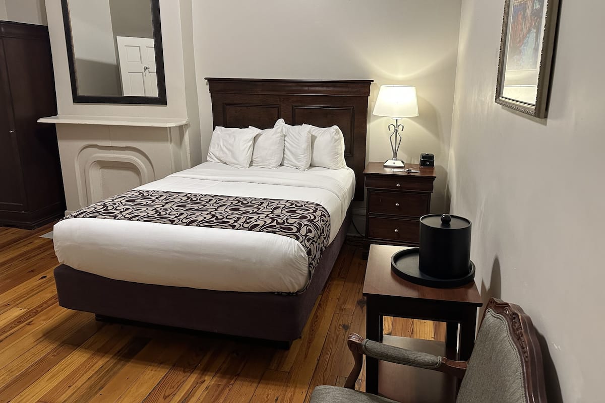 Deluxe Room, 1 Double Bed | Premium bedding, pillowtop beds, individually decorated, desk