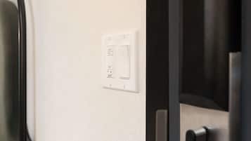 Un interruptor con etiquetas que indican 'LUZ', 'CALOR' y 'AIRE'.