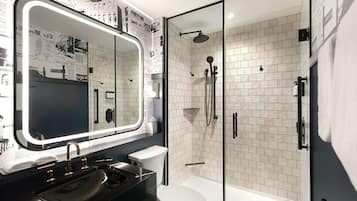 Duschwanne, Designer-Toilettenartikel, Haartrockner, Bademäntel