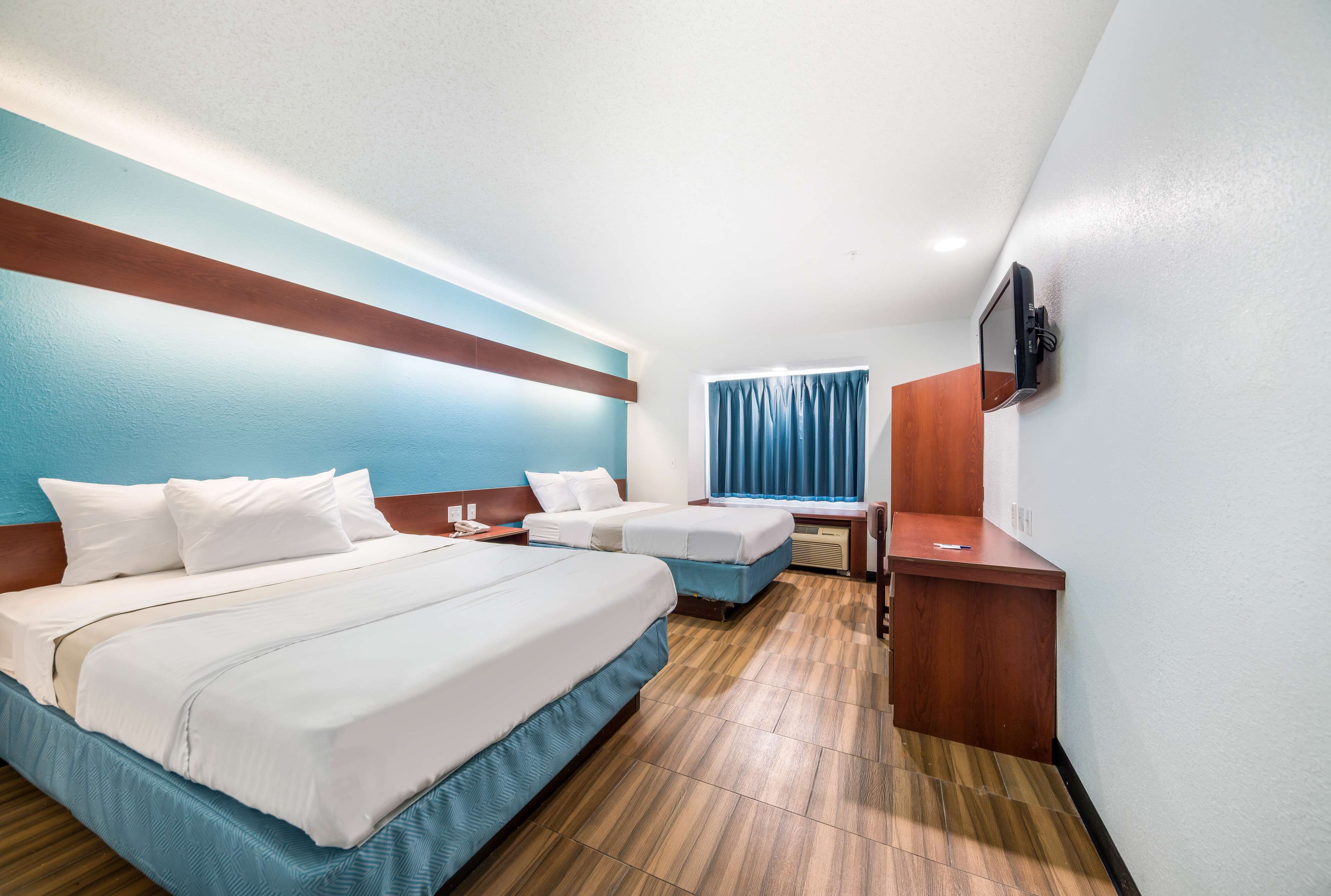 Escritorio, wifi gratis y ropa de cama 