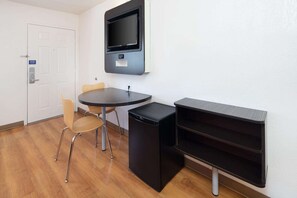 Escritorio, wifi gratis y ropa de cama 