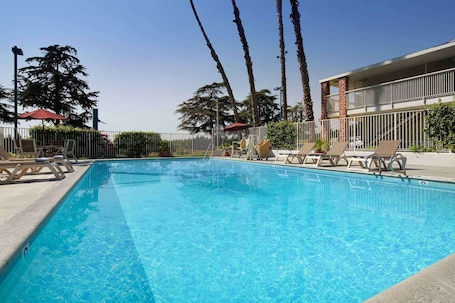 Outdoor pool. Motel 6 Arcadia, CA - Los Angeles - Pasadena Area