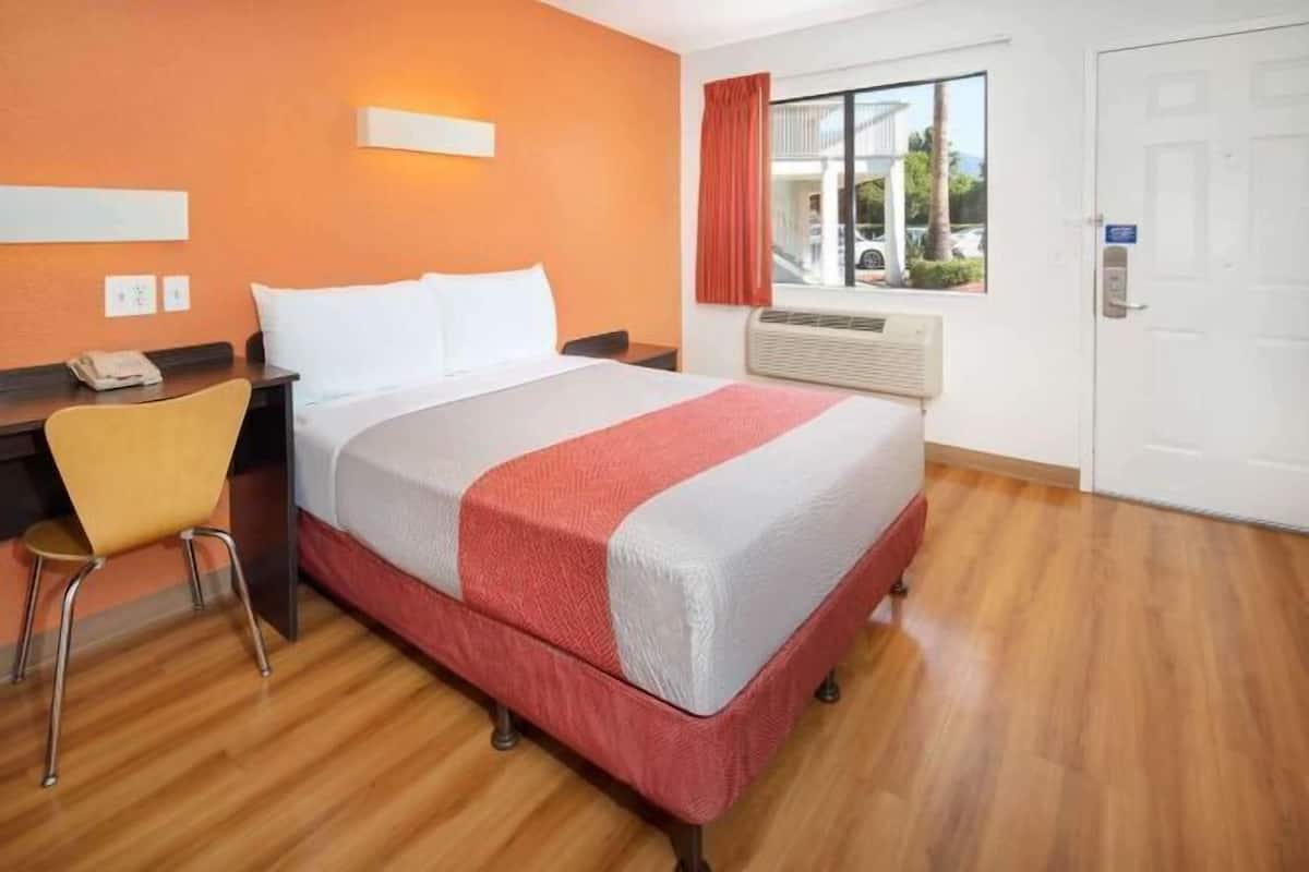 Escritorio, wifi gratis y ropa de cama