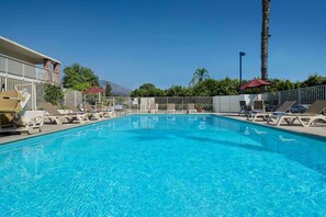 Outdoor pool - Motel 6 Arcadia, CA - Los Angeles - Pasadena Area (Arcadia)