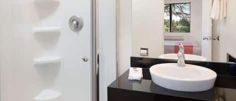 Combined shower/tub, towels