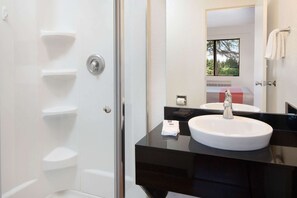 Combined shower/tub, towels - Motel 6 Arcadia, CA - Los Angeles - Pasadena Area (Arcadia)