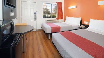 Een bureau, gratis wifi, beddengoed