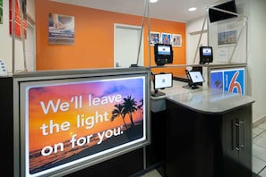 Lobby - Motel 6 Arcadia, CA - Los Angeles - Pasadena Area (Arcadia)