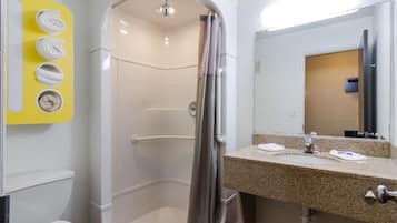 Un baño con ducha, inodoro y lavabo.
