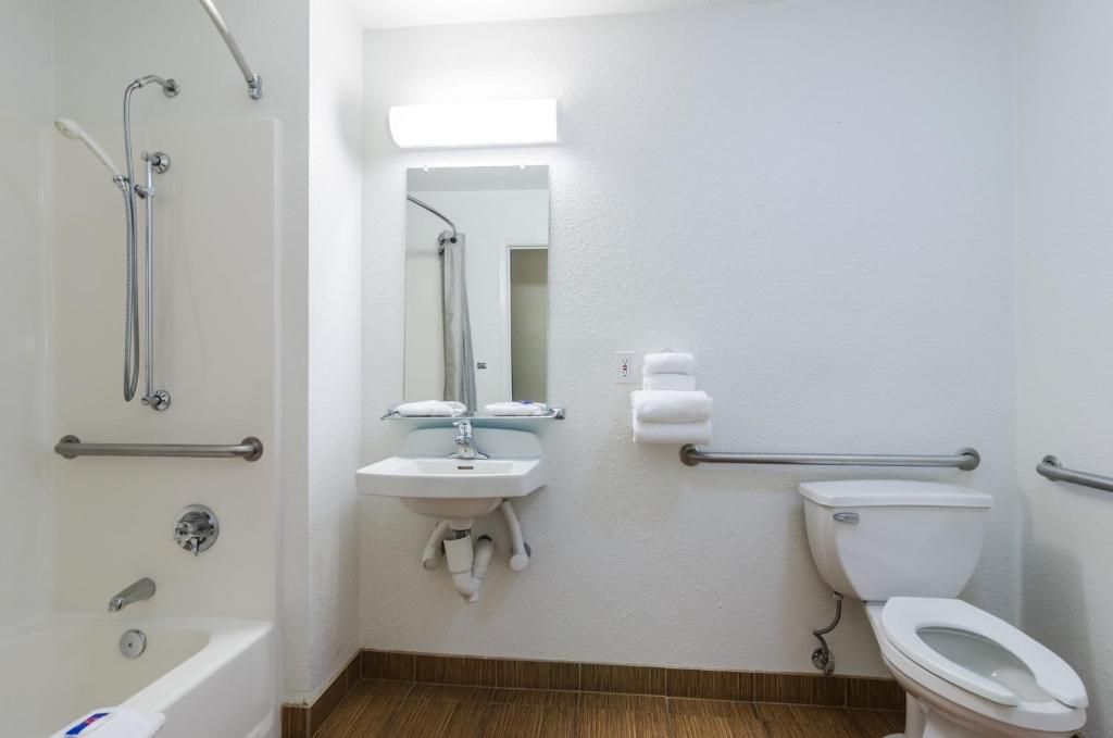 Un bany amb banyera, un lavabo, un vàter i una dutxa.