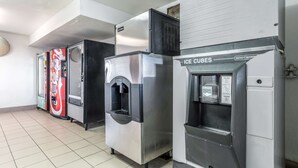 Una hilera de dispensadores de hielo en un entorno comercial.