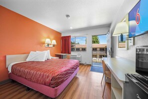 Desk, laptop workspace, blackout curtains, free WiFi - Motel 6 Big Bear Lake, CA (Big Bear Lake)