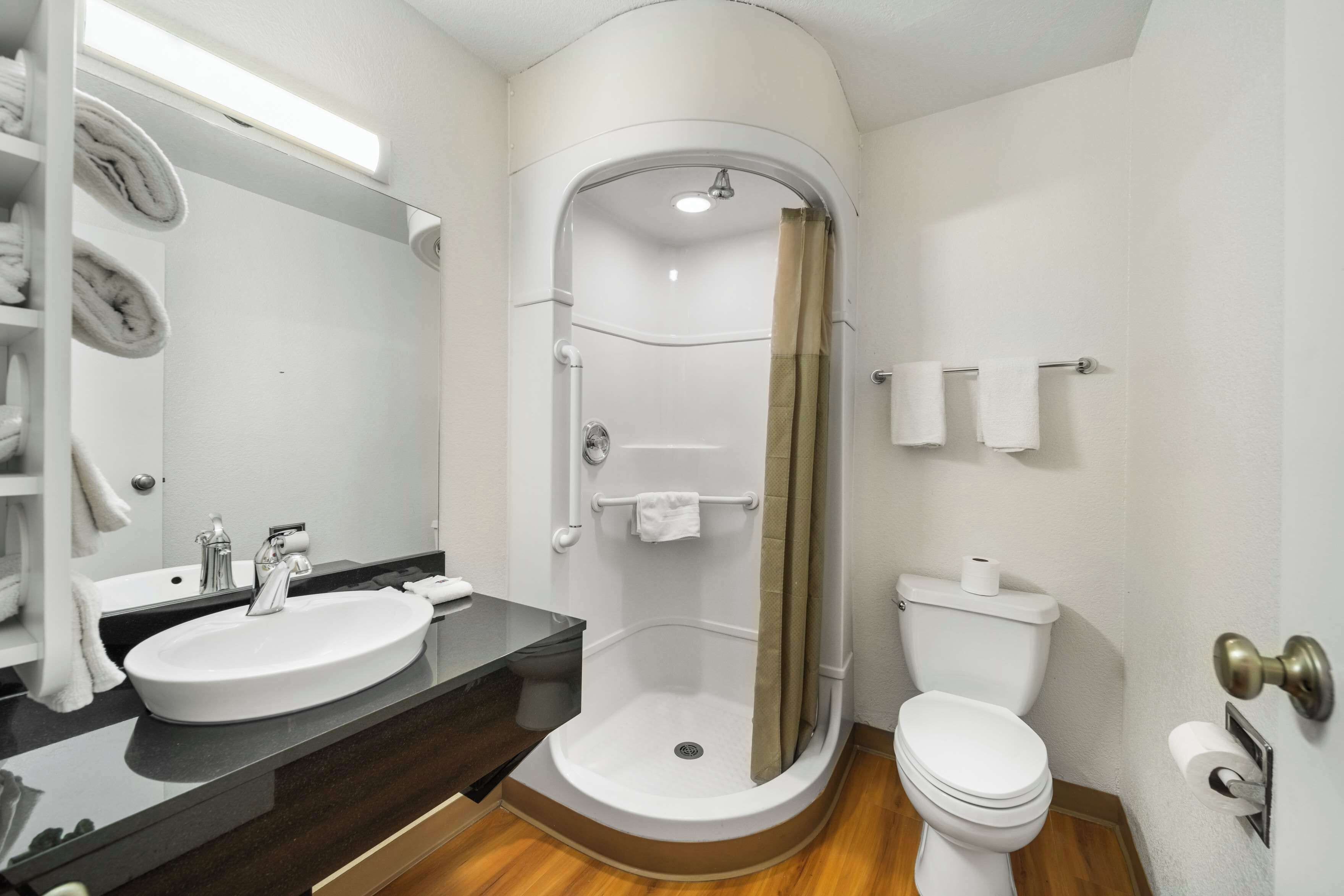 Regadera, amenidades de baño gratuitas, toallas, jabón 