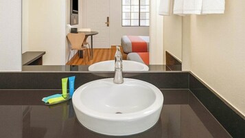 Bañera con ducha, artículos de tocador gratuitos, toallas