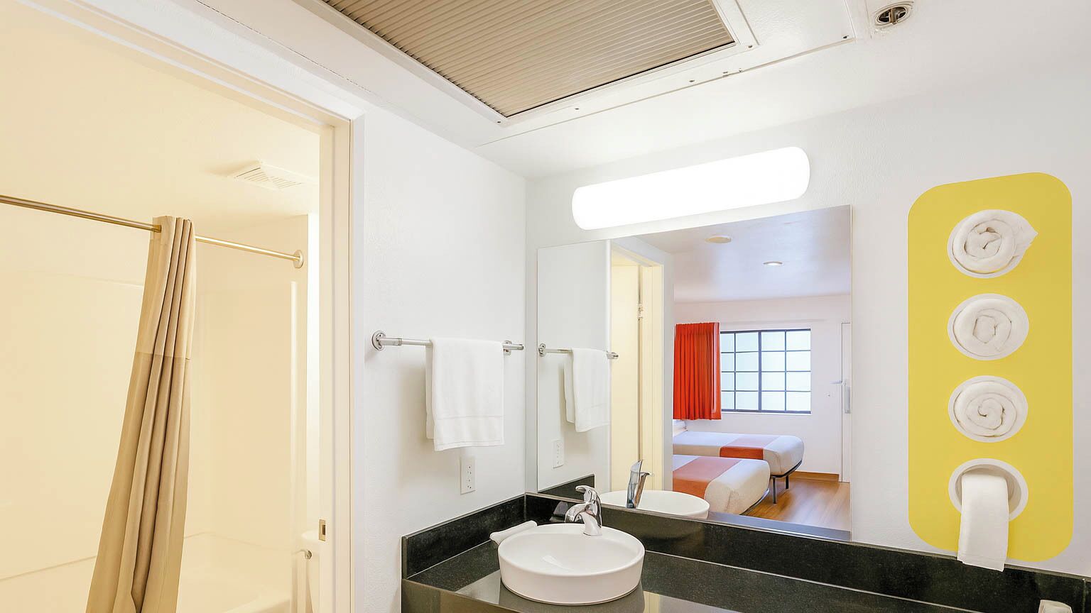 Ducha y bañera combinadas y artículos de higiene personal gratuitos