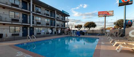 Una piscina al aire libre