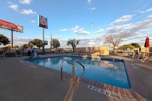 Outdoor pool - Motel 6 San Antonio, TX - West SeaWorld (San Antonio)