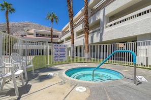 Outdoor pool - Motel 6 Palm Springs, CA - Downtown (Palm Springs)