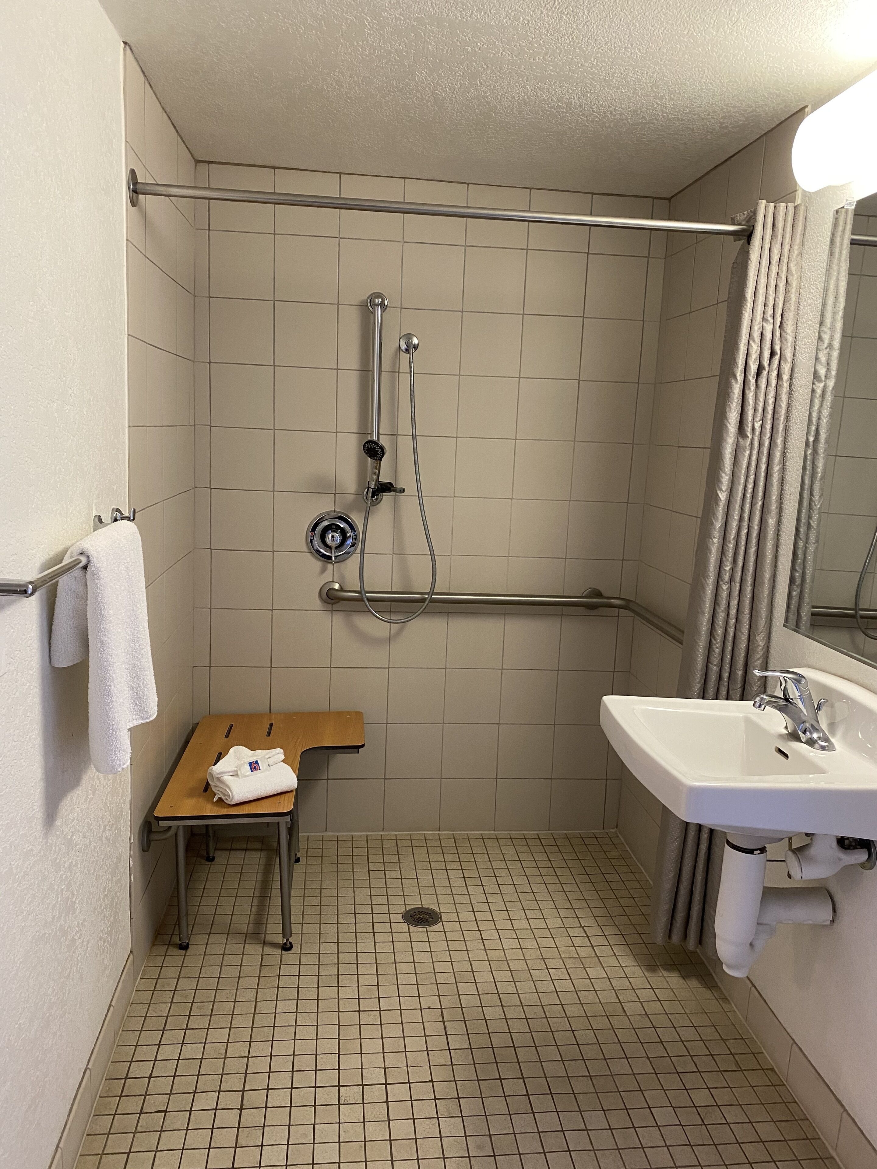 Combined shower/bathtub, free toiletries, towels, soap