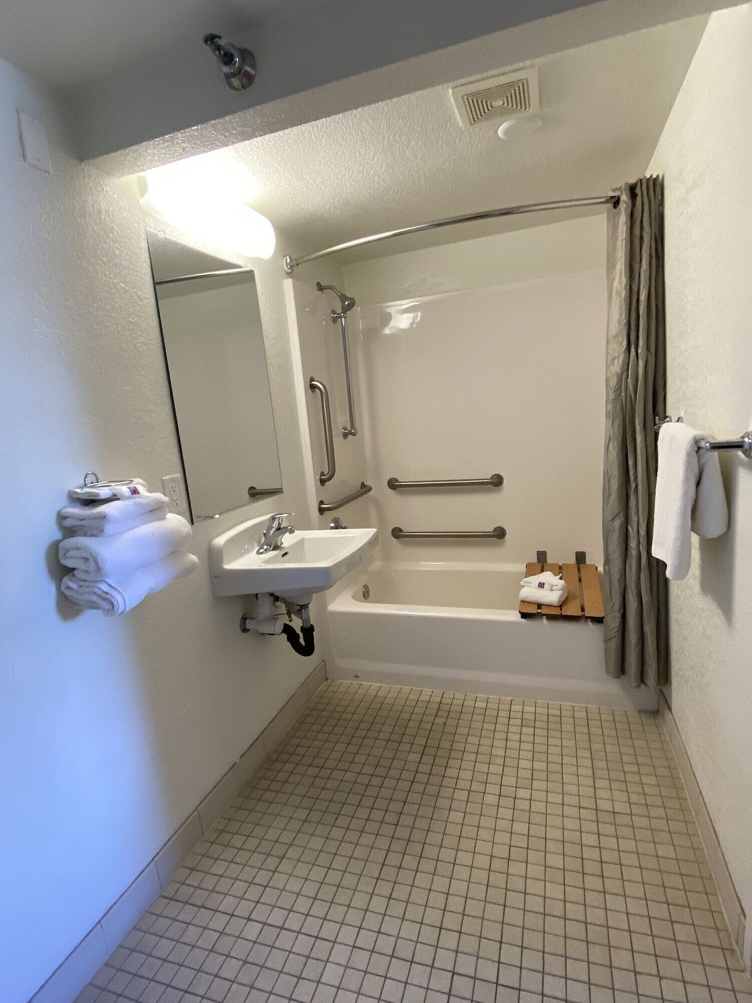 Combined shower/tub, free toiletries, towels, soap