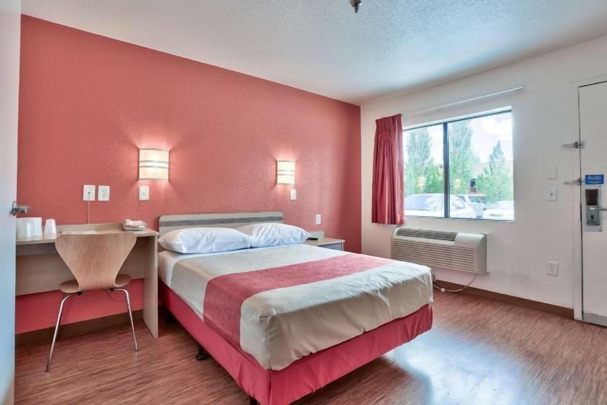 Desk, WiFi (free), bed sheets