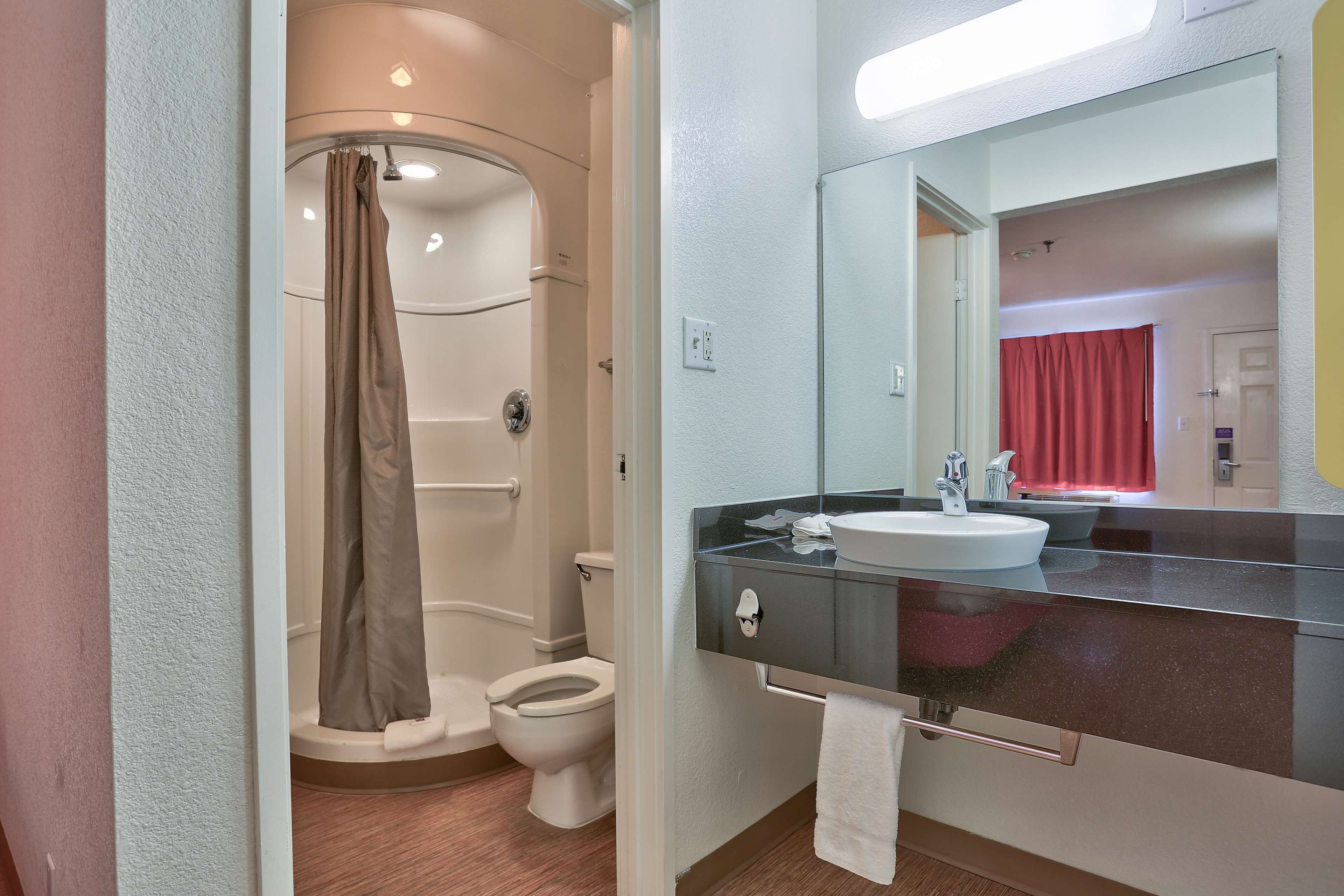 Combined shower/bathtub, free toiletries, towels, soap