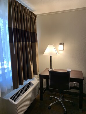 Desk, soundproofing, free WiFi, bed sheets