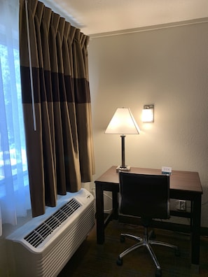 Desk, soundproofing, free WiFi, bed sheets