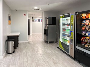 Vending machine - Motel 6 Springfield, IL (Springfield)