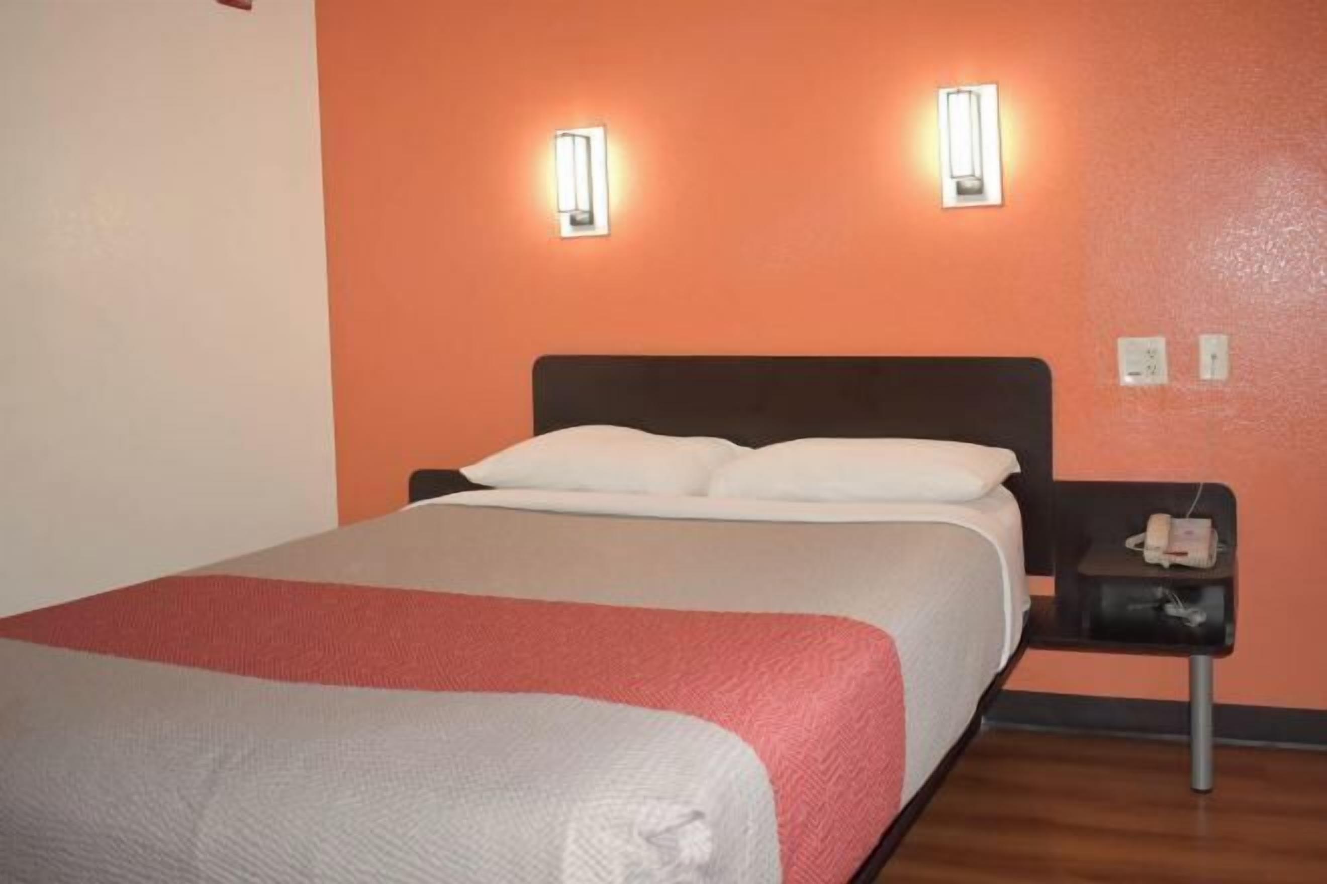 Escritorio, wifi gratis, ropa de cama