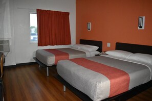 Combined shower/bathtub, towels