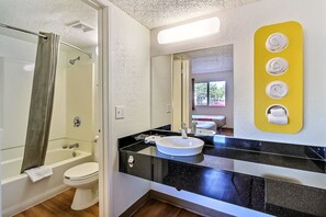 Kombinasi shower/bathtub, handuk,  dan sabun