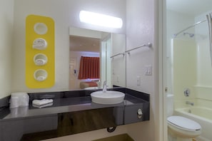 Ducha y bañera combinadas, toallas, jabón y papel higiénico
