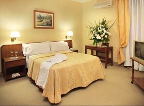 Minibar, in-room safe, desk, free cots/infant beds - Castelar Hotel and Spa (Buenos Aires)