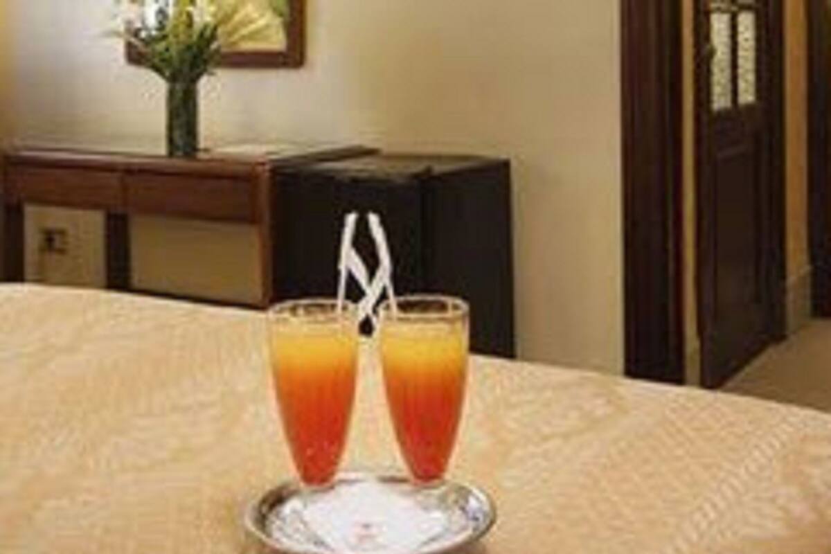 Minibar, caja de seguridad en la habitación y escritorio 